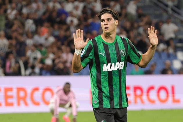 IPA88497531 - Vasilije Adzic of US Sassuolo celebrates after scoring the goal that made the score 3-2 during the Italian Serie A soccer match between US Sassuolo and Juventus FC at Mapei Stadium on September 13, 2026, in Reggio Emilia, RE.  Copyright: xEmanuelexPennacchio IPAxSportx xx IPA88497531
