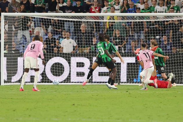IPA88497543 - Edon Zhegrova of Juventus FC takes a shot and scores the goal to tie the game at 1-1 during the Italian Serie A soccer match between US Sassuolo and Juventus FC at Mapei Stadium on September 13, 2026, in Reggio Emilia, RE.  Copyright: xEmanuelexPennacchio IPAxSportx xx IPA88497543