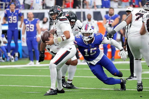 September 13, 2026, Houston, Texas, U.S: Buffalo Bills linebacker Greg Rousseau (15) knocks the ball away from Houston Texans quarterback C.J. Stroud (7) during the fourth quarter of the NFL, American Football Herren, USA regular season game between the Houston Texans and the Buffalo Bills at Reliant Stadium in Houston, TX on September 13, 2026. NFL 2026 - Buffalo Bills Vs Houston Texans  - ZUMAw137 20260913_aap_w137_103 Copyright: xErikxWilliamsx