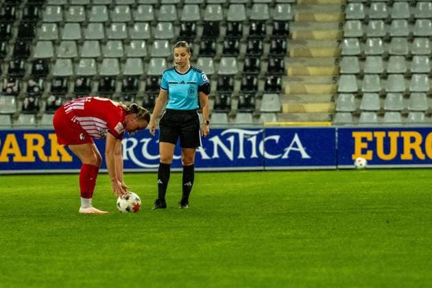 iFREIBURG IM BREISGAU, GERMANY - SEPTEMBER 13: Luca Birkholz (23) of SC Freiburg get ready to take the penalty kick, during the Google Pixel Women s Bundesliga match between SC Freiburg and FSV Mainz 05 at Dreisam-Stadium on September 13, 2026 in Freiburg im Breisgau, Baden-Wuerttemberg, Germany Copyright: xFrankxSchererx xSPPx Sportspressphoto_SPR230454