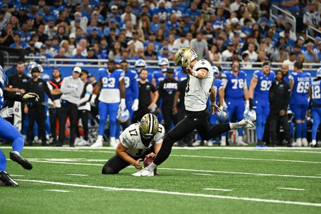 DETROIT, MI - SEPTEMBER 13: New Orleans Saints kicker Daniel Carlson (10) kicks a field goal during the Detroit Lions versus New Orleans Saints game on Sunday September 13, 2026 at Ford Field in Detroit, MI. (Photo by Steven King Icon Sportswire) NFL, American Football Herren, USA SEP 13 Saints at Lions EDITORIAL USE ONLY Icon2582026091301605