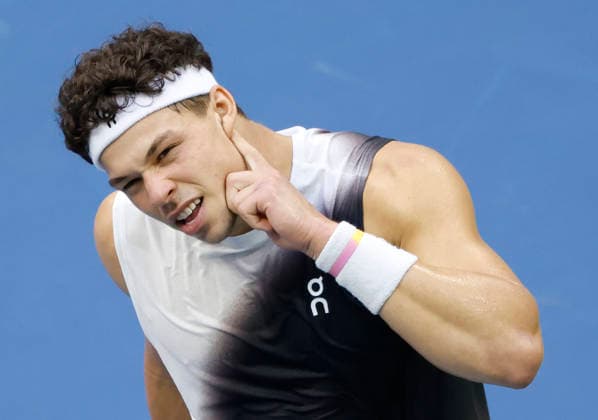Ben Shelton encourages the crowd to cheer in the third set against Alexander Zverev of Germany the Men s Finals match in Arthur Ashe Stadium at the 2026 US Open Tennis Championship at the USTA Billie Jean King National Tennis Center in New York City on Sunday, September 13, 2026.  NYP20260913847 JOHNxANGELILLO