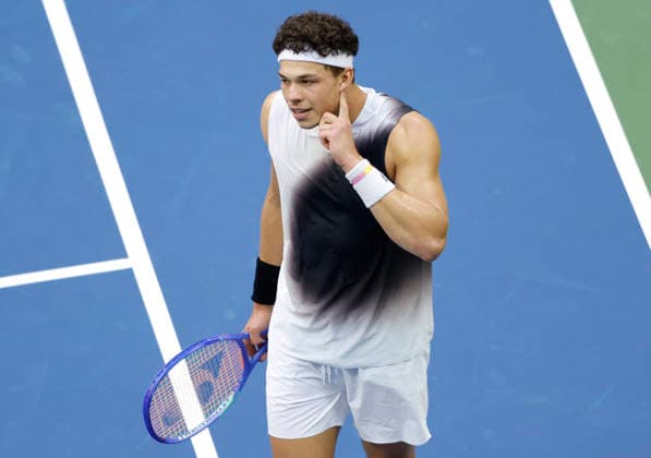 Ben Shelton encourages the crowd to cheer in the third set against Alexander Zverev of Germany the Men s Finals match in Arthur Ashe Stadium at the 2026 US Open Tennis Championship at the USTA Billie Jean King National Tennis Center in New York City on Sunday, September 13, 2026.  NYP20260913848 JOHNxANGELILLO
