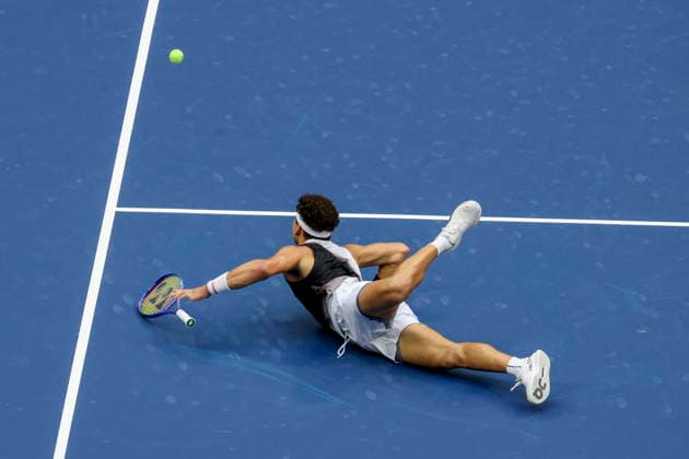 US Open tennis tournament - Day 15 Ben Shelton of the US falls as he plays against Alexander Zverev of Germany during the Men s Singles Final of the US Open Tennis Championships in Flushing Meadows, New York, USA, 13 September 2026. FLUSHING MEADOWS NEW YORK United States  Copyright: xBRIANxHIRSCHFELDx