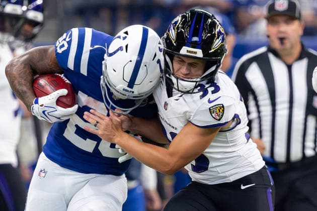 September 13, 2026, Indianapolis, Indiana, U.S: Indianapolis Colts running back Seth McGowan (20) is tackled by Baltimore Ravens kicker Tyler Loop (33) on a kick return during the game between the Baltimore Ravens and the Indianapolis Colts at Lucas Oil Stadium, Indianapolis, Indiana. NFL, American Football Herren, USA 2026 Ravens 41-23 Colts  - ZUMAs304 20260913_zaf_s304_037 Copyright: xScottxStuartx