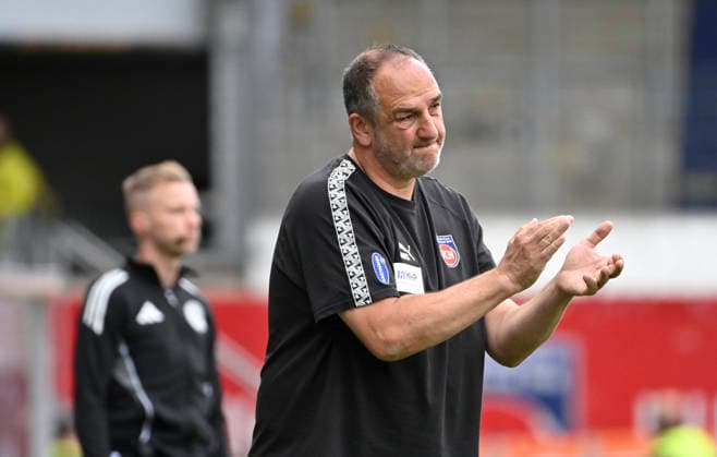 Goalkeeper Frank Feller, 1 FC Heidenheim 1846 (FCH) 01: Gesture—clapping his hands encouragingly, Applause: 1 FC Heidenheim 1846 FCH vs. Holstein Kiel KSV, September 13, 2026. DFL regulations prohibit any use of photographs as image sequences and or quasi-video. 1 FC Heidenheim 1846 FCH vs. Holstein Kiel KSV