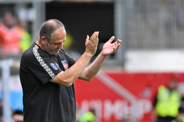 Head Coach Frank Schmidt of 1 FC Heidenheim 1846 (FCH) claps his hands encouragingly, Applause, gesture, 1 FC Heidenheim 1846 FCH vs. Holstein Kiel KSV, September 13, 2026. DFL regulations prohibit any use of photographs as image sequences and or quasi-video. 1 FC Heidenheim 1846 FCH vs. Holstein Kiel KSV