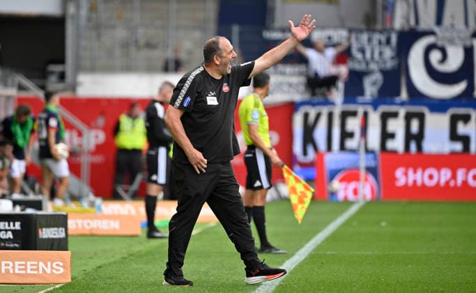 Coach Frank Schmidt of 1 FC Heidenheim 1846 (FCH) on the sidelines, gesturing. 1 FC Heidenheim 1846 (FCH) vs. Holstein Kiel KSV, September 13, 2026. DFL regulations prohibit any use of photographs as IIMAGE SEQUENCES AND OR QUASI-VIDEO 1 FC Heidenheim 1846 FCH vs. Holstein Kiel KSV