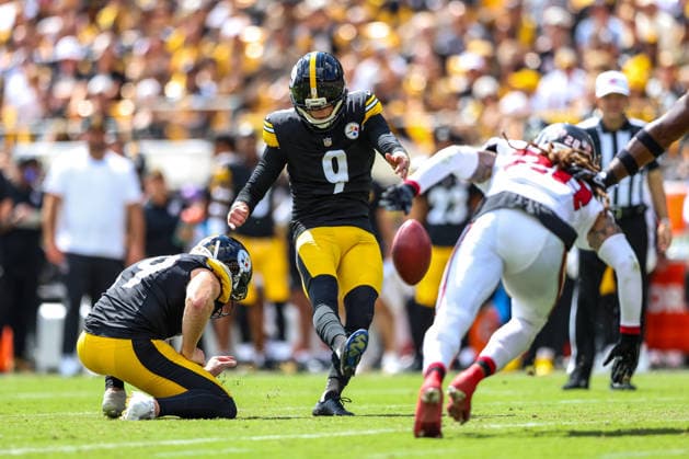 September 13, 2026, Pittsburgh, Pennsylvania, USA: Pittsburgh Steelers kicker CHRIS BOSWELL (9) kicks a field goal during the NFL, American Football Herren, USA football game between the Pittsburgh Steelers and the Atlanta Falcons in Pittsburgh, Pennsylvania. NFL 2026: Falcons 13: 20 Steelers  - ZUMAg257 20260913_zsp_g257_005 Copyright: xBrentxGudenschwagerx