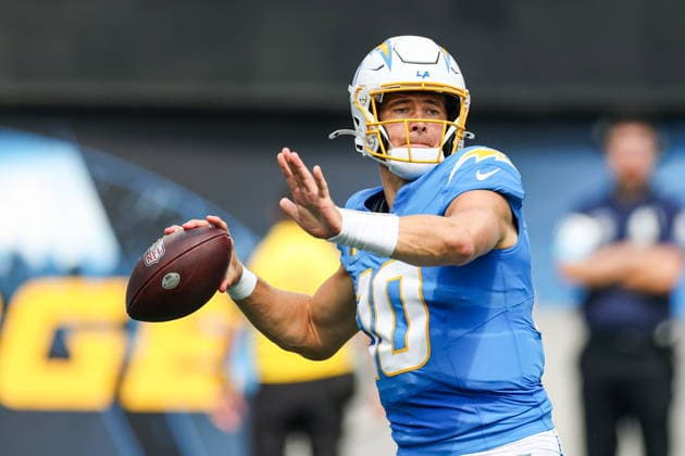 NFL, American Football Herren, USA - Los Angeles Chargers vs Arizona Cardinals Chargers quarterback Justin Herbert throws a pass in the first half of an NFL game between the Los Angeles Chargers and Arizona Cardinals in Inglewood, California, USA, 13 September 2026. LOS ANGELES CALIFORNIA UNITED STATES  Copyright: xCHRISxTORRESx