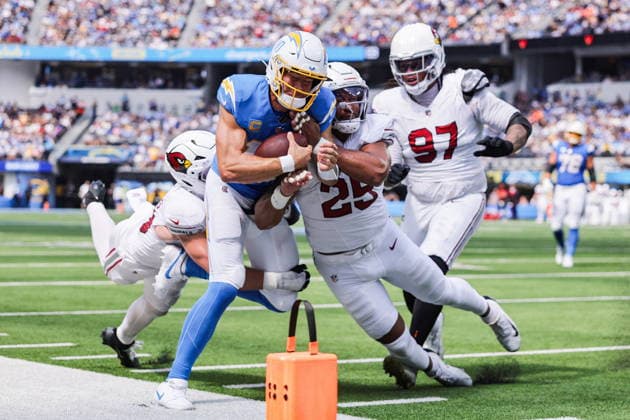 NFL, American Football Herren, USA - Los Angeles Chargers vs Arizona Cardinals Chargers quarterback Justin Herbert (2-L) goes for a run against Cardinals defenders in the first half of an NFL game between the Los Angeles Chargers and Arizona Cardinals at Sofi Stadium in Inglewood, California, USA, 13 September 2026. LOS ANGELES CALIFORNIA UNITED STATES  Copyright: xCHRISxTORRESx