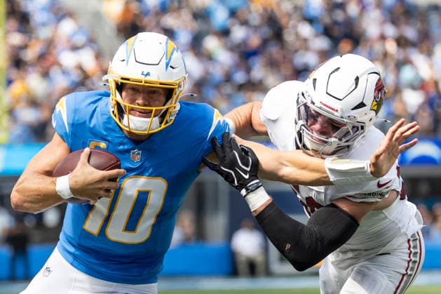 September 13, 2026, Inglewood, California, USA: Los Angeles Chargers quarterback Justin Herbert (10) escapes a tackle-attempt by Arizona Cardinals linebacker Jack Gibbens (50) during an NFL, American Football Herren, USA football game, in Inglewood, Calif. on Sunday 13, 2026. NHL, Eishockey Herren, USA 2026: LA Chargers Vs Arizona Cardinals  - ZUMAc68_ 20260913_zaf_c68_021 Copyright: xRingoxChiux