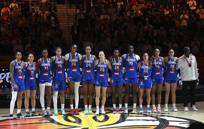 France v USA - FIBA Women s Basketball World Cup 2026 BERLIN, GERMANY - SEPTEMBER 13: France team poses with their medals after taking the second place in the FIBA Women s Basketball World Cup 2026 at Uber Arena in Berlin, Germany, on September 13, 2026. Halil Sagirkaya Anadolu Berlin Germany. Editorial use only. Please get in touch for any other usage.  Copyright: x2026xAnadoluxHalilxSagirkayax