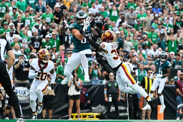 September 13, 2026; Philadelphia, Pennsylvania, USA; Philadelphia Eagles tight end Dallas Goedert (88) makes a catch for a touchdown against Washington Commanders safety Jeremy Reaves (39) during the first half at Lincoln Financial Field. Mandatory Credit: -Cal Media NFL, American Football Herren, USA 2026: Commanders Vs Eagles SEP 13  - ZUMAc04_ 20260913_zma_c04_310 Copyright: xEricxCanhax