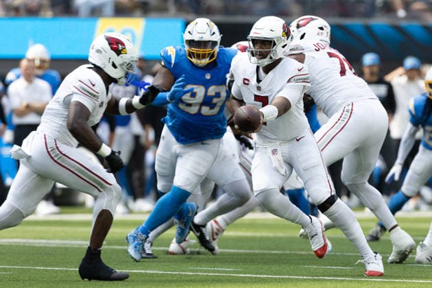 INGLEWOOD, CA - SEPTEMBER 13: Jacoby Brissett 7 of the Arizona Cardinals hands the ball off during an NFL, American Football Herren, USA game between the Arizona Cardinals and the Los Angeles Chargers on September 13, 2026, at SoFi Stadium in Inglewood, California. (Photo by Greg Fiore Icon Sportswire) NFL: SEP 13 Cardinals at Chargers EDITORIAL USE ONLY Icon2609130940