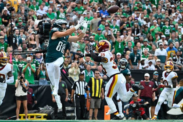September 13, 2026; Philadelphia, Pennsylvania, USA; Philadelphia Eagles tight end Dallas Goedert (88) makes a catch for a touchdown against Washington Commanders safety Jeremy Reaves (39) during the first half at Lincoln Financial Field. Mandatory Credit: -Cal Media NFL, American Football Herren, USA 2026: Commanders Vs Eagles SEP 13  - ZUMAc04_ 20260913_zma_c04_316 Copyright: xEricxCanhax