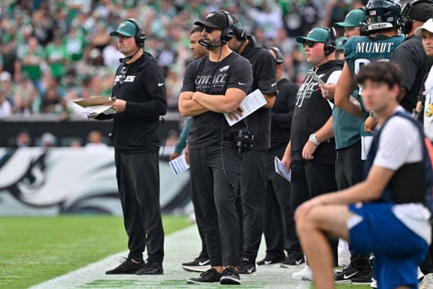 September 13, 2026; Philadelphia, Pennsylvania, USA; Philadelphia Eagles head coach Nick Sirianni (middle) looks on during the first half against the Washington Commanders at Lincoln Financial Field. Mandatory Credit: -Cal Media NFL, American Football Herren, USA 2026: Commanders Vs Eagles SEP 13  - ZUMAc04_ 20260913_zma_c04_320 Copyright: xEricxCanhax