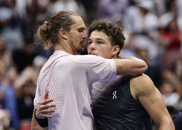 Ben Shelton congratulates the winner, Alexander Zverev; emotion; final match; US Open Championships; Billie Jean King National Tennis Center; Flushing Meadows, New York, USA Copyright: xJuergenxHasenkopfx