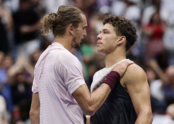 Ben Shelton congratulates the winner, Alexander Zverev; emotion; final match; US Open Championships; Billie Jean King National Tennis Center; Flushing Meadows, New York, USA Copyright: xJuergenxHasenkopfx