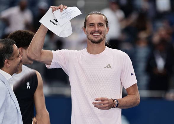 Alexander Zverev with the winner s check, award ceremony, presentation, U.S. Open Championships, Billie Jean King National Tennis Center, Flushing Meadows, New York, USA Copyright: xJuergenxHasenkopfx