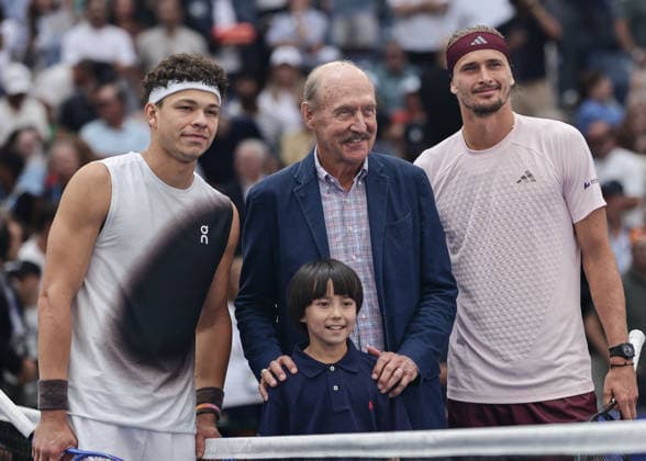 R. L. Alexander Zverev, tennis legend Stan Smith, Julian Olewnicki, and Ben Shelton pose at the net for a photo; final match, US Open Championships, Billie Jean King National Tennis Center, Flushing Meadows, New York, USA Copyright: xJuergenxHasenkopfx