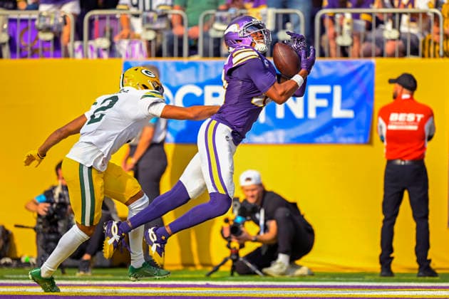 MINNEAPOLIS, MN - SEPTEMBER 13: Minnesota Vikings wide receiver Justin Jefferson (18) hauls in a pass for a 39-yard touchdown reception as Green Bay Packers cornerback Brandon Cisse (2) defends during the second quarter of a NFL, American Football Herren, USA game between the Minnesota Vikings and Green Bay Packers on September 13, 2026, at U.S. Bank Stadium in Minneapolis MN. (Photo by Nick Wosika Icon Sportswire) NFL: SEP 13 Packers at Vikings EDITORIAL USE ONLY Icon20260913001