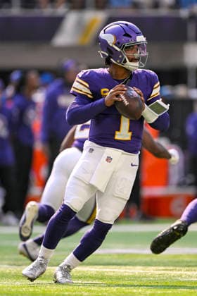 MINNEAPOLIS, MN - SEPTEMBER 13: Minnesota Vikings quarterback Kyler Murray (1) looks to pass during the first quarter of a NFL, American Football Herren, USA game between the Minnesota Vikings and Green Bay Packers on September 13, 2026, at U.S. Bank Stadium in Minneapolis MN. (Photo by Nick Wosika Icon Sportswire) NFL: SEP 13 Packers at Vikings EDITORIAL USE ONLY Icon20260913005