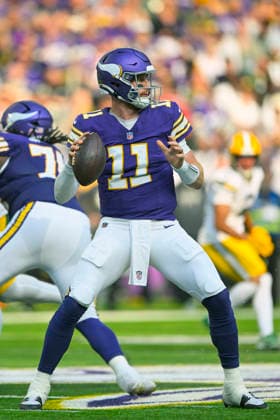 MINNEAPOLIS, MN - SEPTEMBER 13: Minnesota Vikings quarterback Carson Wentz (11) looks to pass during the second quarter of a NFL, American Football Herren, USA game between the Minnesota Vikings and Green Bay Packers on September 13, 2026, at U.S. Bank Stadium in Minneapolis MN. (Photo by Nick Wosika Icon Sportswire) NFL: SEP 13 Packers at Vikings EDITORIAL USE ONLY Icon20260913013
