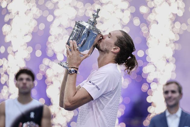 Alexander Zverev with the trophy, award ceremony, presentation, U.S. Open Championships, Billie Jean King National Tennis Center, Flushing Meadows, New York, USA Copyright: xJuergenxHasenkopfx