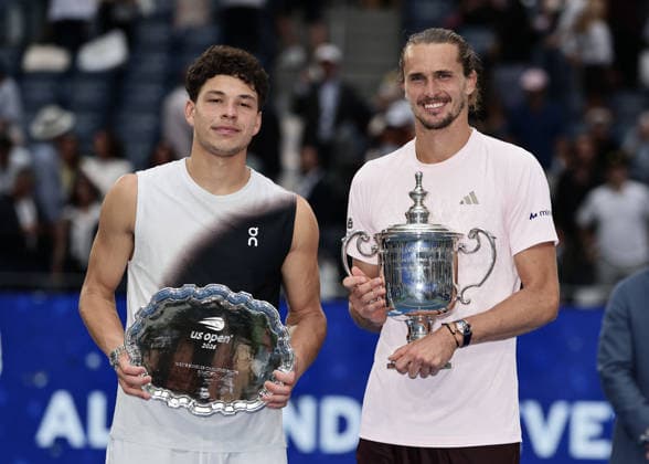 Finalist Ben Shelton and winner Alexander Zverev with the trophy and tennis legend Jimmy Connors; awards ceremony; presentation; U.S. Open Championships; Billie Jean King National Tennis Center; Flushing Meadows; New York; USA Copyright: xJuergenxHasenkopfx