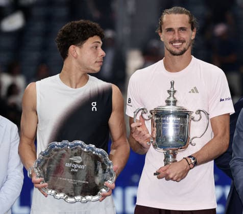 Finalist Ben Shelton and winner Alexander Zverev with the trophy and tennis legend Jimmy Connors; awards ceremony; presentation; U.S. Open Championships; Billie Jean King National Tennis Center; Flushing Meadows; New York; USA Copyright: xJuergenxHasenkopfx