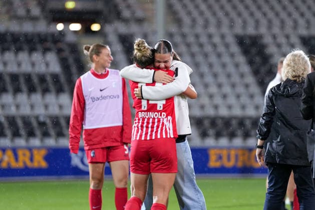 The team celebrates the victory: Carina Brunold, SC Freiburg, 14; Lorena Barth, SC Freiburg, 33; Germany; soccer; Google Pixel Women s Bundesliga; Matchday 4; 2026–2027, SC Freiburg vs. 1. FSV Mainz 05, September 13, 2026, Dreisamstadion, Freiburg, Dreisamstadion, Baden-Württemberg, Germany Copyright: xArnexAmbergx