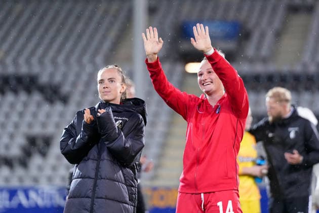 The team celebrates the victory: Lisa Kolb (SC Freiburg, 22), Carina Brunold (SC Freiburg, 14), Germany, soccer, Google Pixel Women s Bundesliga, Matchday 4, 2026–2027, SC Freiburg vs. 1. FSV Mainz 05, September 13, 2026, Dreisamstadion, Freiburg, Dreisamstadion, Baden-Württemberg, Germany Copyright: xArnexAmbergx