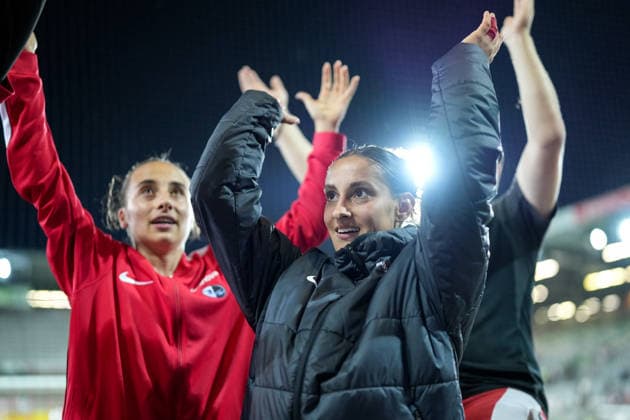 Emma Memminger (SC Freiburg), 32, and Ilayda Acikgöz (SC Freiburg), 30, celebrate their victory with the fans, Germany, soccer, Google Pixel Women s Bundesliga, Matchday 4, 2026–2027, SC Freiburg vs. 1. FSV Mainz 05, September 13, 2026, Dreisamstadion, Freiburg, Baden-Württemberg, Germany Copyright: xArnexAmbergx