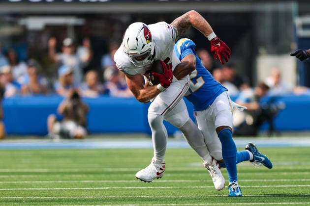 NFL, American Football Herren, USA - Los Angeles Chargers vs Arizona Cardinals Cardinals tight end Trey McBride (L) breaks a table in the second half of an NFL game between the Los Angeles Chargers and Arizona Cardinals in Inglewood, California, USA, 13 September 2026. LOS ANGELES CALIFORNIA UNITED STATES  Copyright: xCHRISxTORRESx