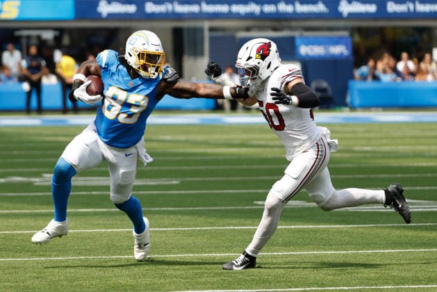 INGLEWOOD, CA - SEPTEMBER 13: Los Angeles Chargers tight end David Njoku (83) fends off Arizona Cardinals linebacker Jack Gibbens (50) during the NFL, American Football Herren, USA game between the Arizona Cardinals and the Los Angeles Chargers on September 13, 2026, at SoFi Stadium in Inglewood, CA. (Photo by Jevone Moore Icon Sportswire) NFL: SEP 13 Cardinals at Chargers EDITORIAL USE ONLY Icon260913501