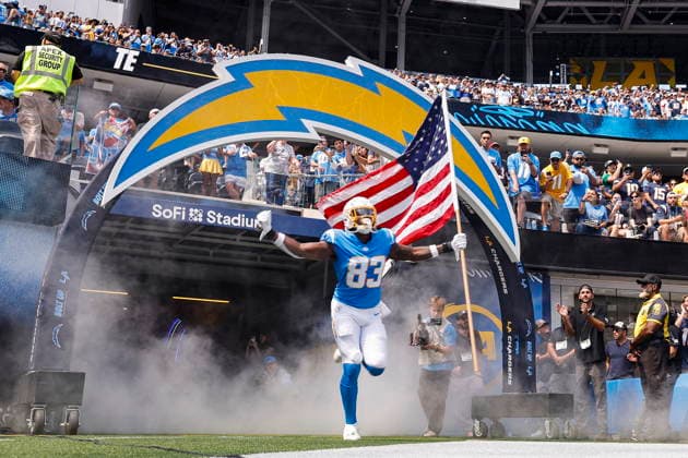 NFL, American Football Herren, USA - Los Angeles Chargers vs Arizona Cardinals Chargers tight end David Njoku comes out of the tunnel prior to an NFL game between the Los Angeles Chargers and Arizona Cardinals in Inglewood, California, USA, 13 September 2026. Inglewood CALIFORNIA UNITED STATES  Copyright: xCHRISxTORRESx