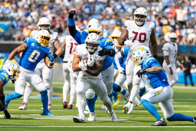 September 13, 2026, Inglewood, California, USA: Arizona Cardinals running back Tyler Allgeier (22) runs the ball fighting off pressure from Los Angeles Chargers during an NFL, American Football Herren, USA football game, in Inglewood, Calif. on Sunday 13, 2026. NHL, Eishockey Herren, USA 2026: Arizona Cardinals 26:14 LA Chargers  - ZUMAc68_ 20260913_zaf_c68_030 Copyright: xRingoxChiux