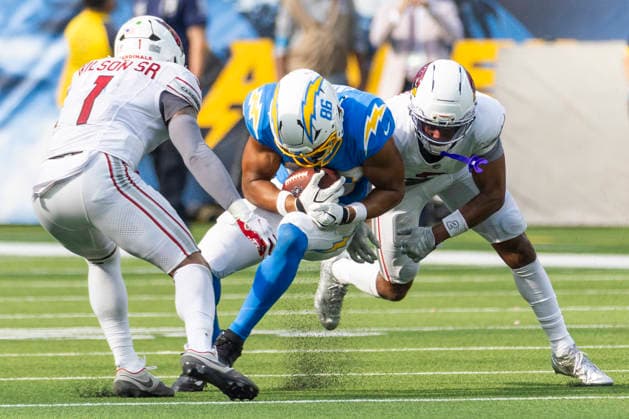 September 13, 2026, Inglewood, California, USA: Los Angeles Chargers tight end Oronde Gadsden (86) runs the ball fighting off pressure from Arizona Cardinals linebacker Mack Wilson Sr. (1) and Arizona Cardinals cornerback Will Johnson (2) during an NFL, American Football Herren, USA football game, in Inglewood, Calif. on Sunday 13, 2026. NHL, Eishockey Herren, USA 2026: Arizona Cardinals 26:14 LA Chargers  - ZUMAc68_ 20260913_zaf_c68_035 Copyright: xRingoxChiux