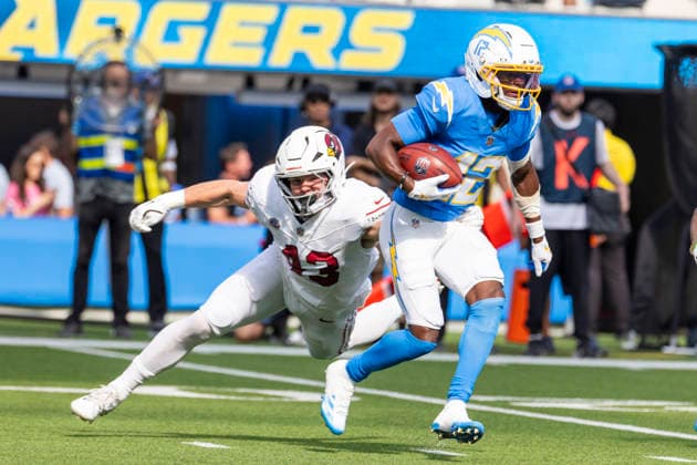 September 13, 2026, Inglewood, California, USA: Los Angeles Chargers wide receiver Derius Davis (12) escapes a tackle-attempt by Arizona Cardinals linebacker Karson Sharar (43) during an NFL, American Football Herren, USA football game, in Inglewood, Calif. on Sunday 13, 2026. NHL, Eishockey Herren, USA 2026: Arizona Cardinals 26:14 LA Chargers  - ZUMAc68_ 20260913_zaf_c68_037 Copyright: xRingoxChiux