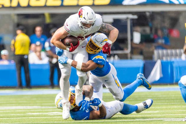 September 13, 2026, Inglewood, California, USA: Arizona Cardinals tight end Trey McBride (85) catches a pass against Los Angeles Chargers outside linebacker Tuli Tuipulotu (45) and linebacker Daiyan Henley (0) during an NFL, American Football Herren, USA football game, in Inglewood, Calif. on Sunday 13, 2026. NHL, Eishockey Herren, USA 2026: Arizona Cardinals 26:14 LA Chargers  - ZUMAc68_ 20260913_zaf_c68_046 Copyright: xRingoxChiux