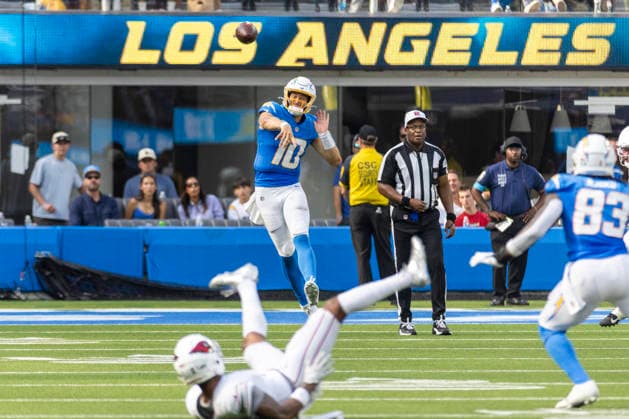 September 13, 2026, Inglewood, California, USA: Los Angeles Chargers quarterback Justin Herbert (10) passes the ball to tight end David Njoku (83) during an NFL, American Football Herren, USA football game against Arizona Cardinals, in Inglewood, Calif. on Sunday 13, 2026. NHL, Eishockey Herren, USA 2026: Arizona Cardinals 26:14 LA Chargers  - ZUMAc68_ 20260913_zaf_c68_052 Copyright: xRingoxChiux