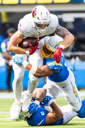 September 13, 2026, Inglewood, California, USA: Arizona Cardinals tight end Trey McBride (85) catches a pass against Los Angeles Chargers outside linebacker Tuli Tuipulotu (45) and linebacker Daiyan Henley (0) during an NFL, American Football Herren, USA football game, in Inglewood, Calif. on Sunday 13, 2026. NHL, Eishockey Herren, USA 2026: Arizona Cardinals 26:14 LA Chargers  - ZUMAc68_ 20260913_zaf_c68_057 Copyright: xRingoxChiux