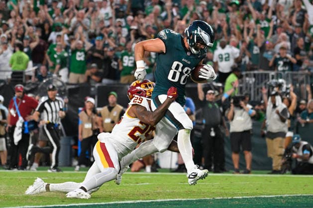 September 13, 2026; Philadelphia, Pennsylvania, USA; Philadelphia Eagles tight end Dallas Goedert (88) scores a touchdown against Washington Commanders cornerback Rasul Douglas (29) during the second half at Lincoln Financial Field. Mandatory Credit: -Cal Media NFL, American Football Herren, USA 2026: Commanders Vs Eagles SEP 13  - ZUMAc04_ 20260913_zma_c04_362 Copyright: xEricxCanhax