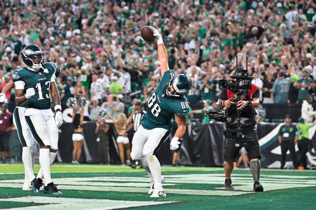 September 13, 2026; Philadelphia, Pennsylvania, USA; Philadelphia Eagles tight end Dallas Goedert (88) spikes the ball after scoring a touchdown against the Washington Commanders during the second half at Lincoln Financial Field. Mandatory Credit: -Cal Media NFL, American Football Herren, USA 2026: Commanders Vs Eagles SEP 13  - ZUMAc04_ 20260913_zma_c04_378 Copyright: xEricxCanhax
