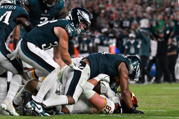 September 13, 2026; Philadelphia, Pennsylvania, USA; Philadelphia Eagles linebacker Jihaad Campbell (11) defends against Washington Commanders tight end John Bates (87) on a two point conversion attempt during the second half at Lincoln Financial Field. Mandatory Credit: -Cal Media NFL, American Football Herren, USA 2026: Commanders Vs Eagles SEP 13  - ZUMAc04_ 20260913_zma_c04_397 Copyright: xEricxCanhax