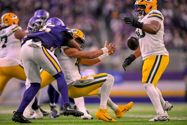 MINNEAPOLIS, MN - SEPTEMBER 13: Minnesota Vikings linebacker Dallas Turner (15) strips sacks Green Bay Packers quarterback Jordan Love (10) during the fourth quarter of a NFL, American Football Herren, USA game between the Minnesota Vikings and Green Bay Packers on September 13, 2026, at U.S. Bank Stadium in Minneapolis MN. (Photo by Nick Wosika Icon Sportswire) NFL: SEP 13 Packers at Vikings EDITORIAL USE ONLY Icon20260913025