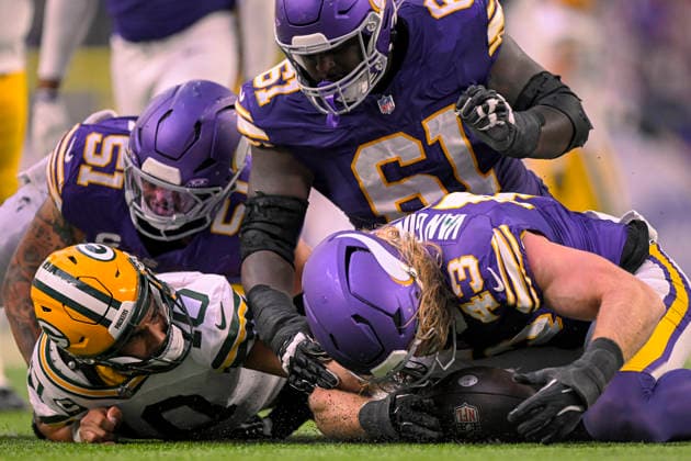 MINNEAPOLIS, MN - SEPTEMBER 13: Minnesota Vikings linebacker Andrew Van Ginkel (43) recovers a fumble he and Minnesota Vikings linebacker Blake Cashman (51) caused on Green Bay Packers quarterback Jordan Love (10) during the fourth quarter of a NFL, American Football Herren, USA game between the Minnesota Vikings and Green Bay Packers on September 13, 2026, at U.S. Bank Stadium in Minneapolis MN. (Photo by Nick Wosika Icon Sportswire) NFL: SEP 13 Packers at Vikings EDITORIAL USE ONLY Icon20260913028