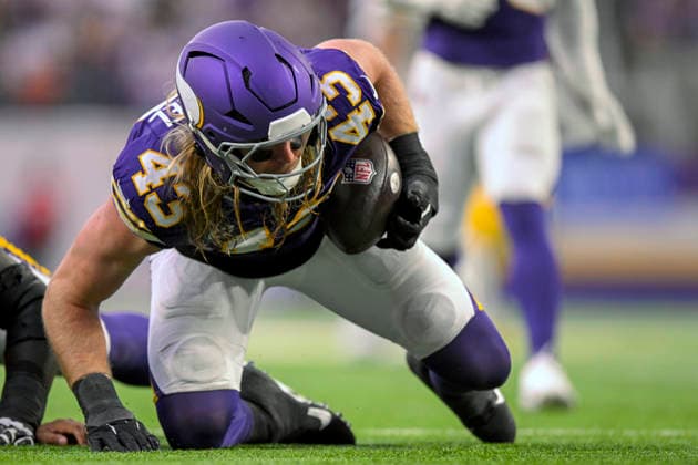 MINNEAPOLIS, MN - SEPTEMBER 13: Minnesota Vikings linebacker Andrew Van Ginkel (43) gets up to run with the ball after recovering a fumble he helped cause during the fourth quarter of a NFL, American Football Herren, USA game between the Minnesota Vikings and Green Bay Packers on September 13, 2026, at U.S. Bank Stadium in Minneapolis MN. (Photo by Nick Wosika Icon Sportswire) NFL: SEP 13 Packers at Vikings EDITORIAL USE ONLY Icon20260913029