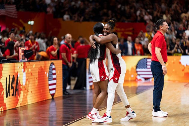 Jackie Young (USA), 13, and Chelsea Gray (USA), 08, hug each other and celebrate after the game ends, GER, USA vs. France, Basketball, FIBA Women’s World Cup 2026, Final, September 13, 2026, GER, USA vs. France, Basketball, 2026 FIBA Women’s World Cup, Final, September 13, 2026, Berlin Copyright: xEibner-Pressefoto MaxxVincenx EP_MVN